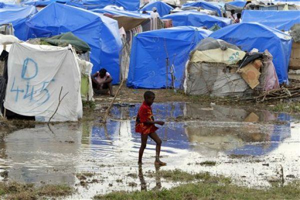 Un niño camina por un campo de refugiados, expuesto al cólera por el agua contaminada. Foto:Noticiassin.com